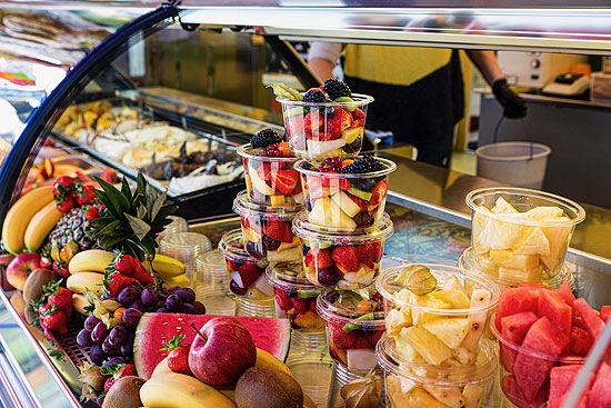 frische Früchtebecher gibt es im Wiener Eispalast bei "Sommer in der Stadt" 2021 auf der Theresienwiese (Foto: Guderley)